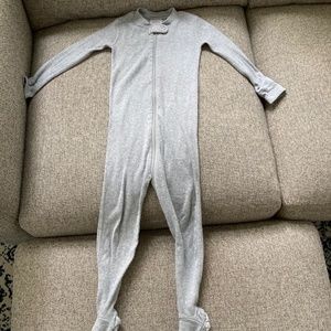 Light grey, long-sleeved 3T Hanna Anderson footed pajamas (90cm)